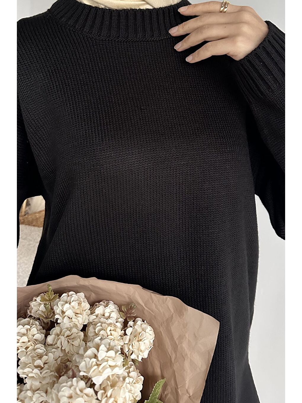 Siyah Gülseli Bisiklet Yaka Yırtmaçlı Tesettür Triko Tunik-6