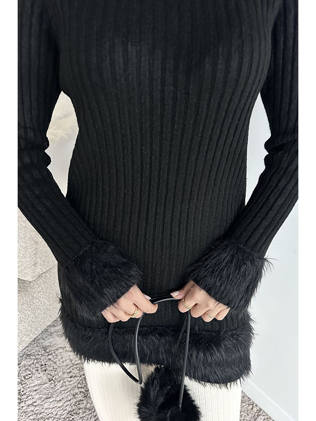 Siyah Gülseli Pelüş Detaylı Kendinden Çizgi Desenli Tesettür Triko Tunik-7