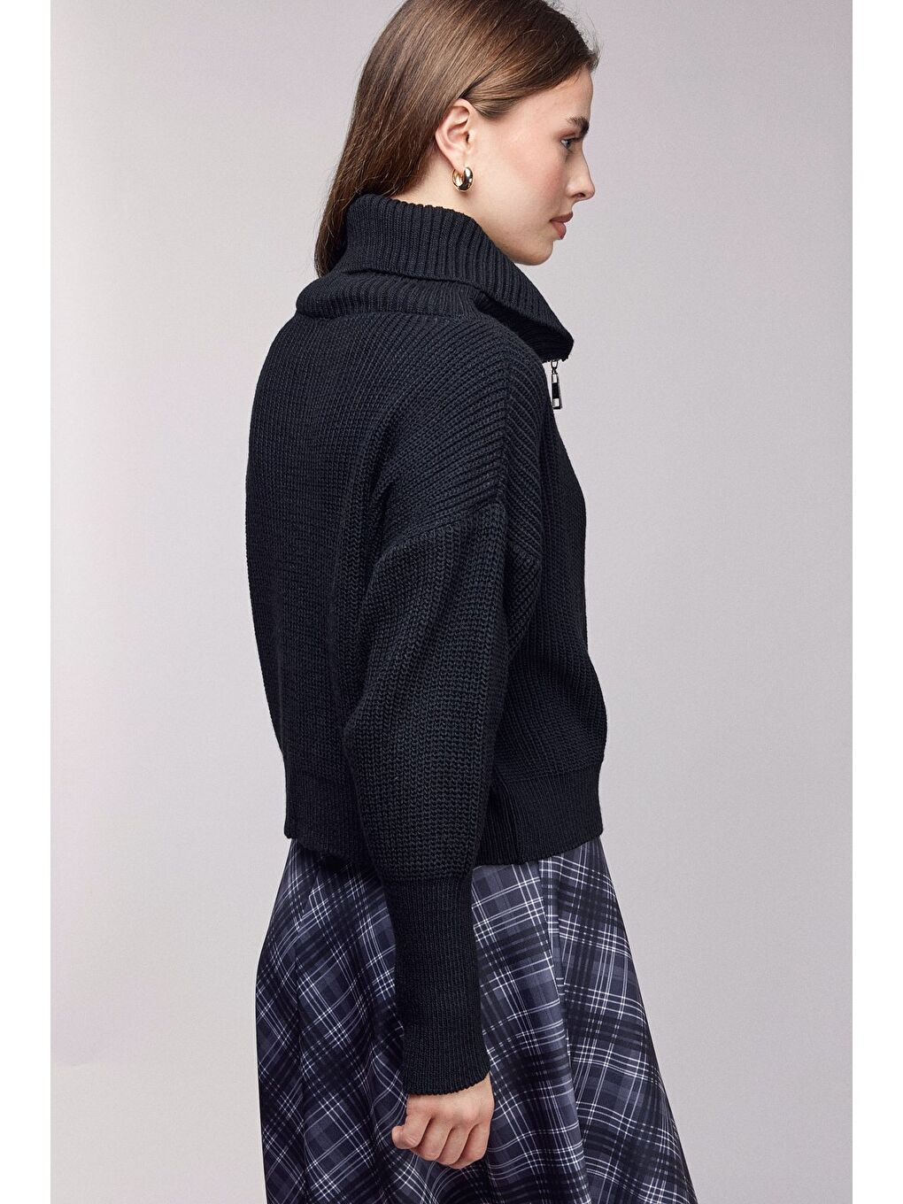 Siyah Fermuarlı Dik Yaka Triko Hırka - Düşük Omuz-4