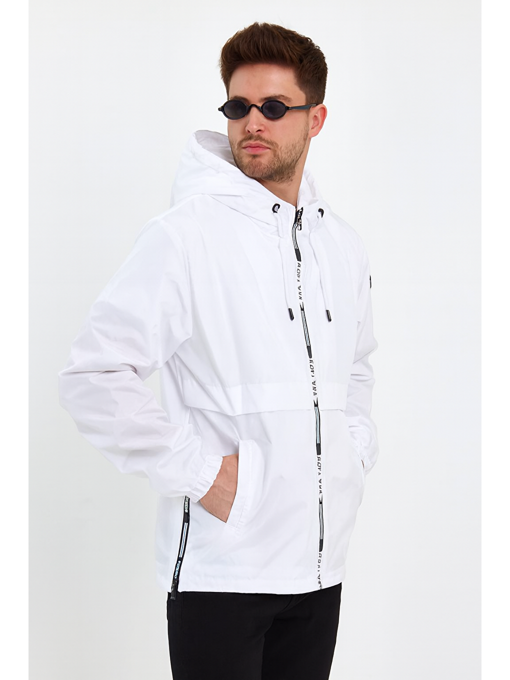Erkek Baskılı Kapüşonlu Beyaz Rüzgarlık & Yağmurluk