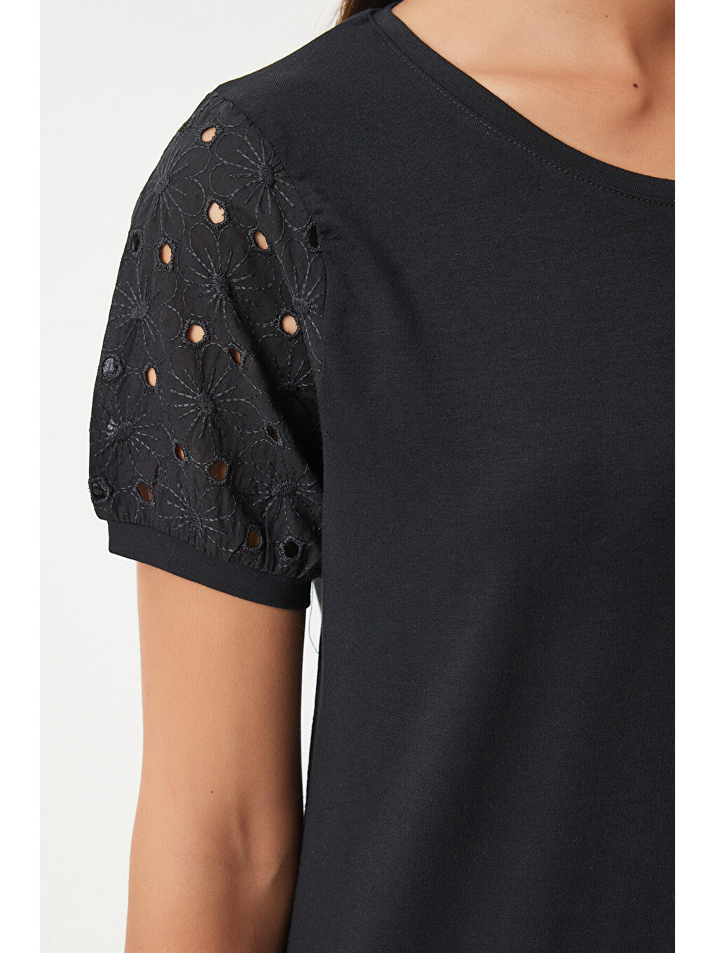 Siyah Güpür Kollu Pamuklu Basic Örme T-shirt SİYAH LVF0001-3