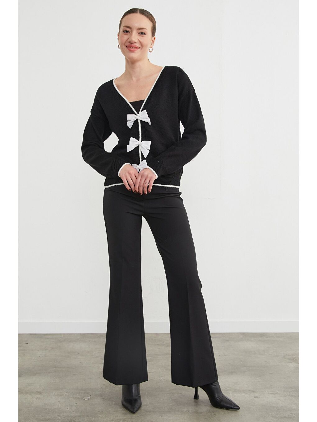 Siyah Fiyonk Detaylı Triko Hırka-1