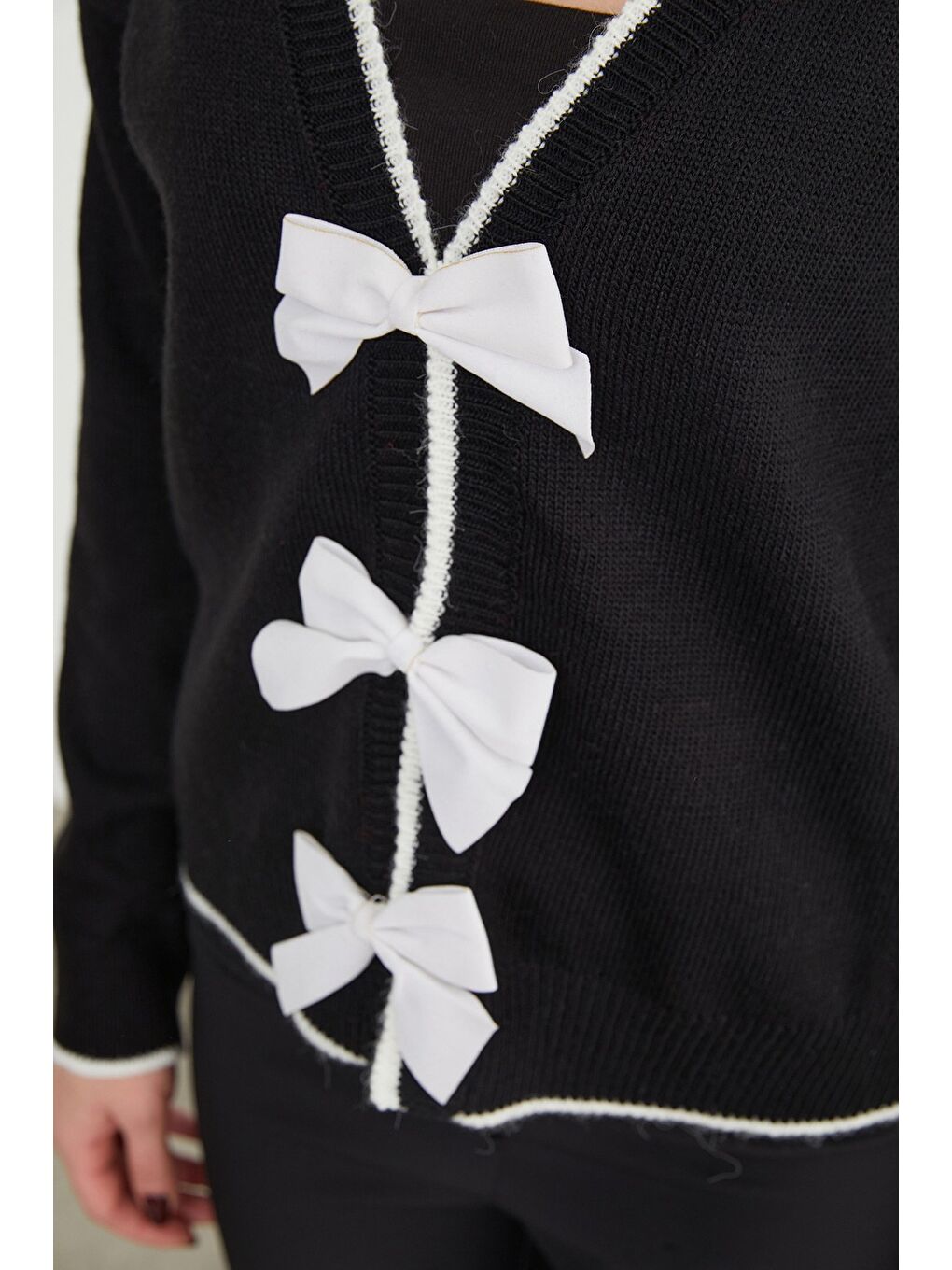 Siyah Fiyonk Detaylı Triko Hırka-2