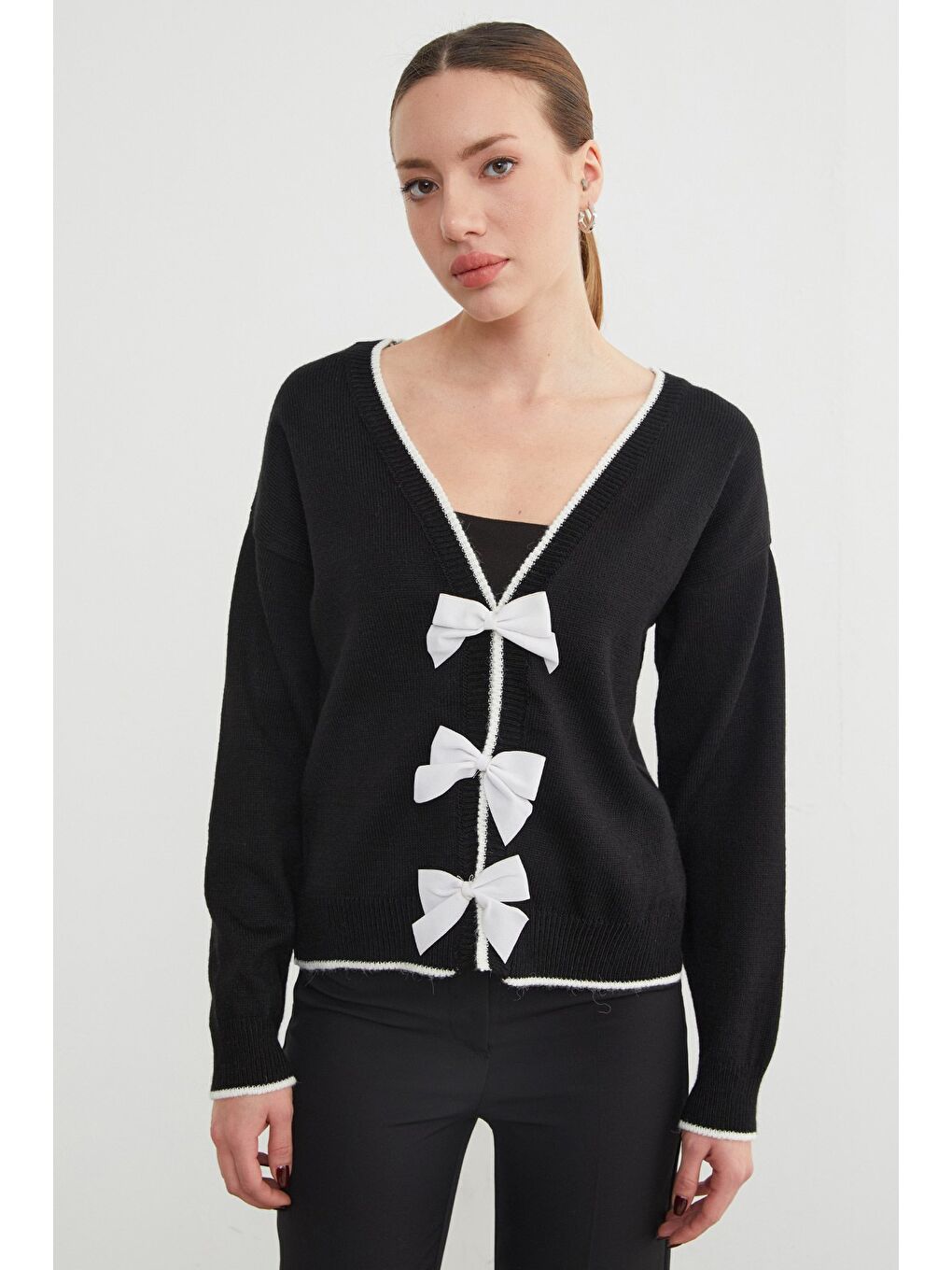 Siyah Fiyonk Detaylı Triko Hırka-3