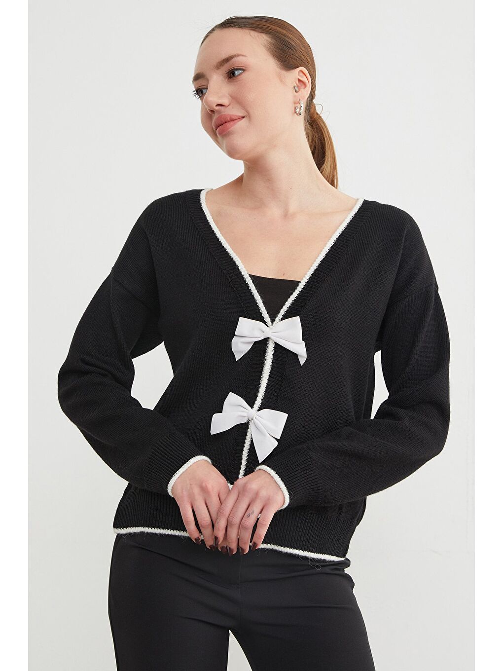 Siyah Fiyonk Detaylı Triko Hırka-4