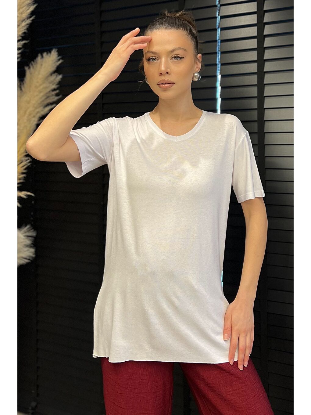 Beyaz Kadın Bisiklet Yaka Yan Yırtmaç Detaylı Tişört-1