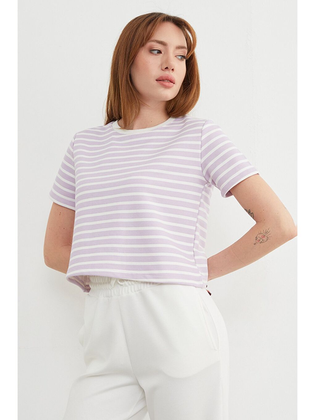 Lila Çizgili Bisiklet Yaka Mevsimlik Crop Tişört-4