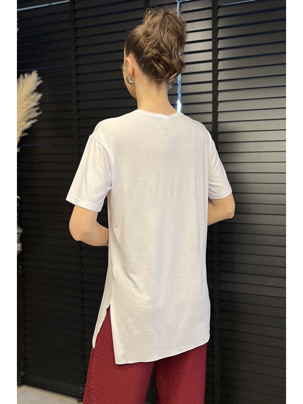 Beyaz Kadın Bisiklet Yaka Yan Yırtmaç Detaylı Tişört-2