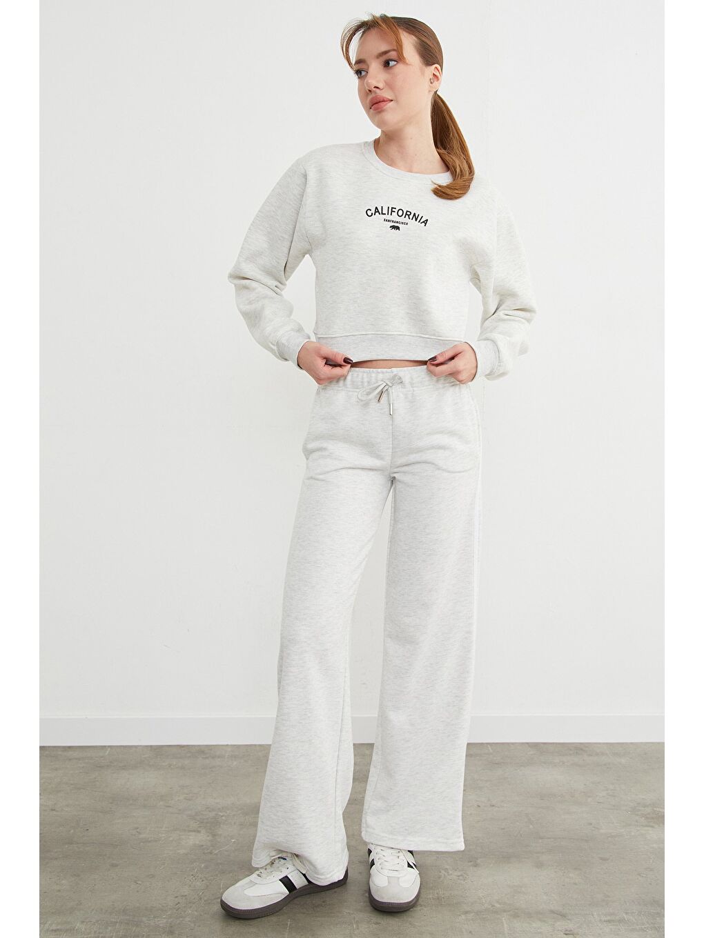 Gri 3 İplik California Yazı Baskılı Crop Sweatshirt-1