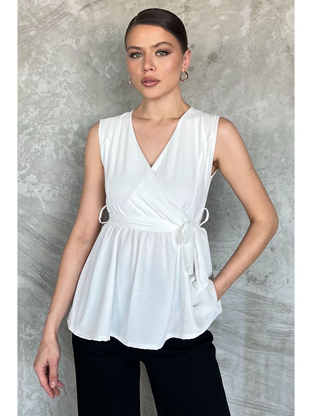 Beyaz Kruvaze Yaka Bel Lastikli Sıfır Kol Kadın Bluz-1