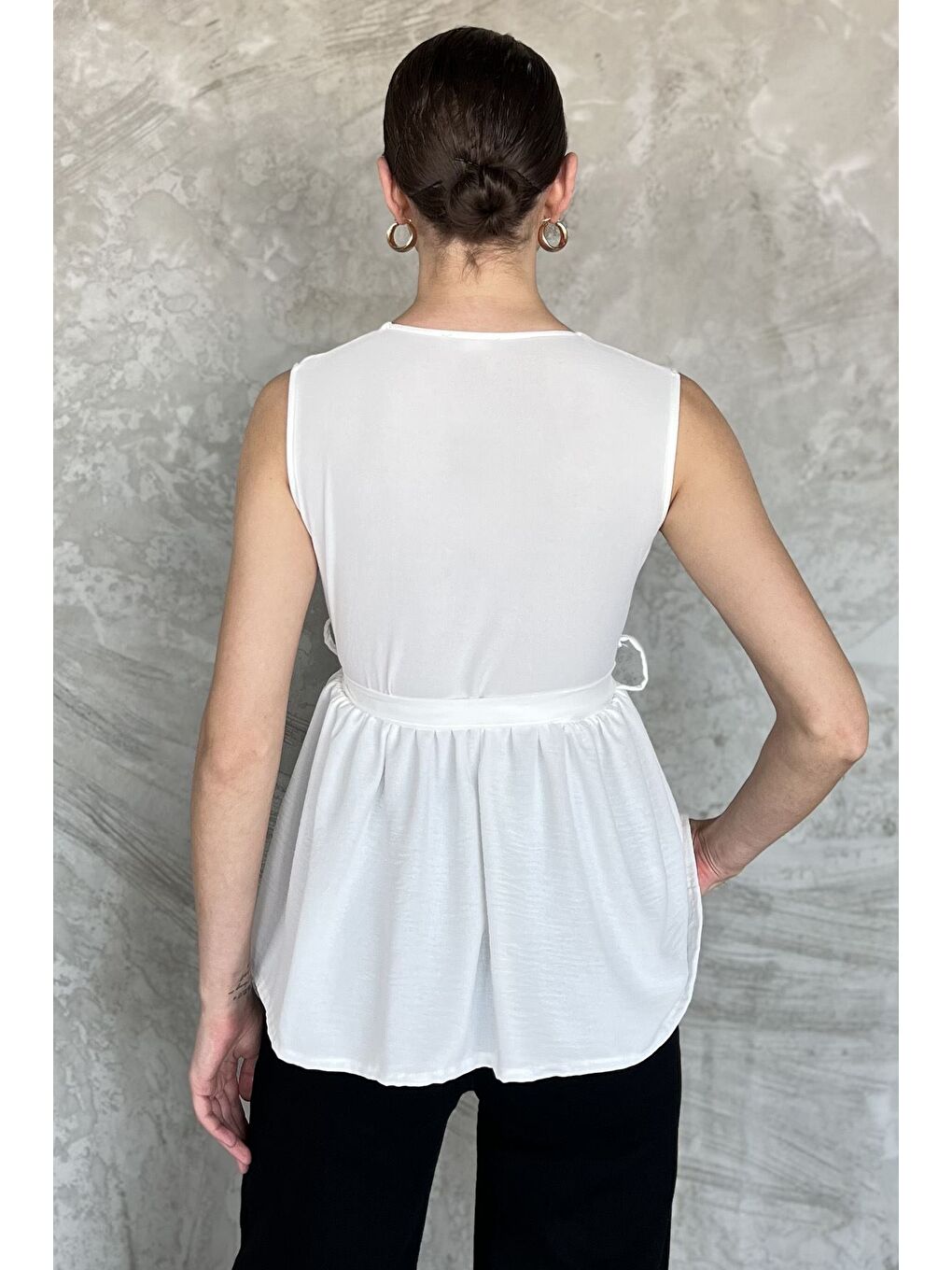 Beyaz Kruvaze Yaka Bel Lastikli Sıfır Kol Kadın Bluz-2