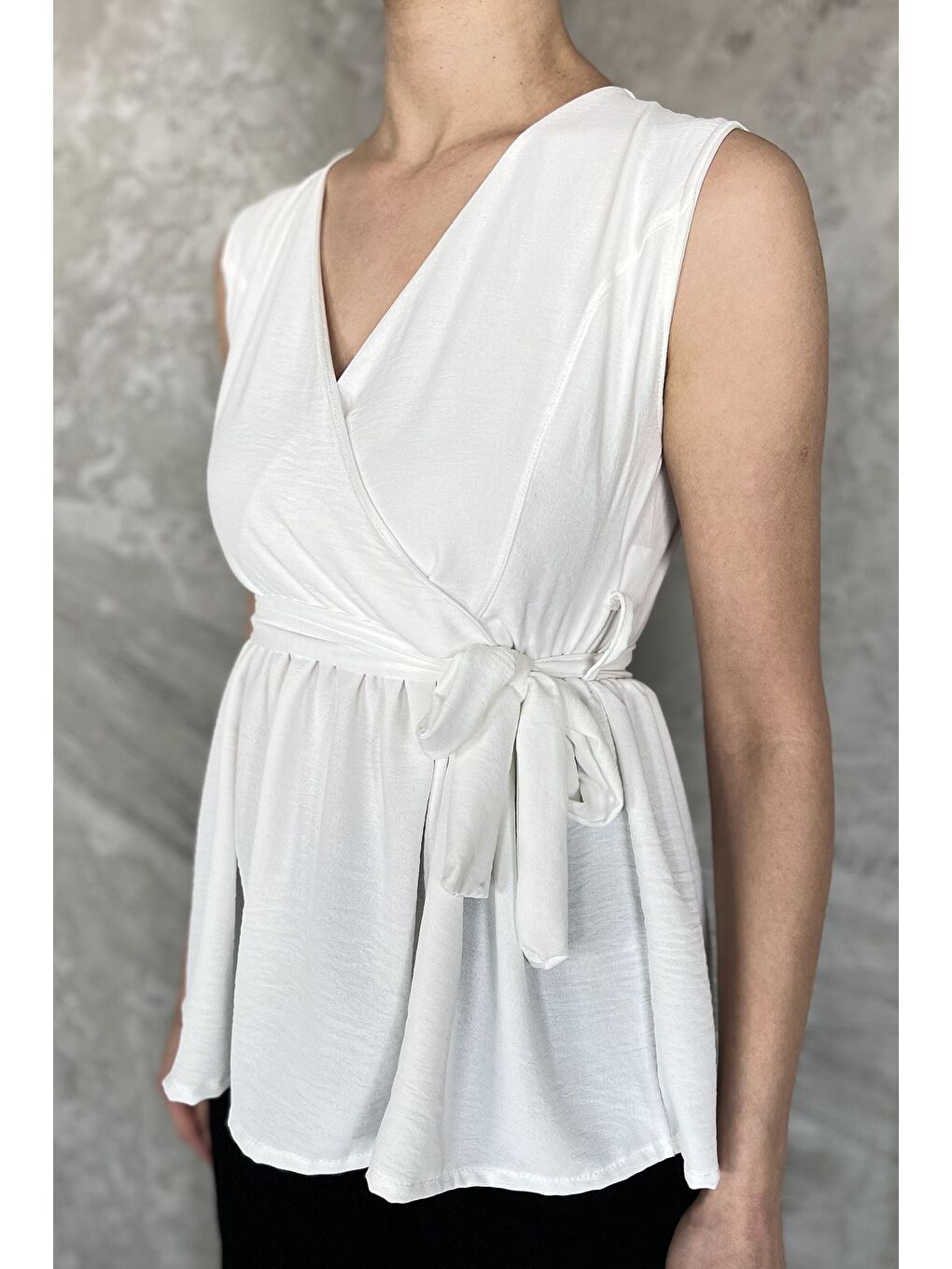 Beyaz Kruvaze Yaka Bel Lastikli Sıfır Kol Kadın Bluz-3