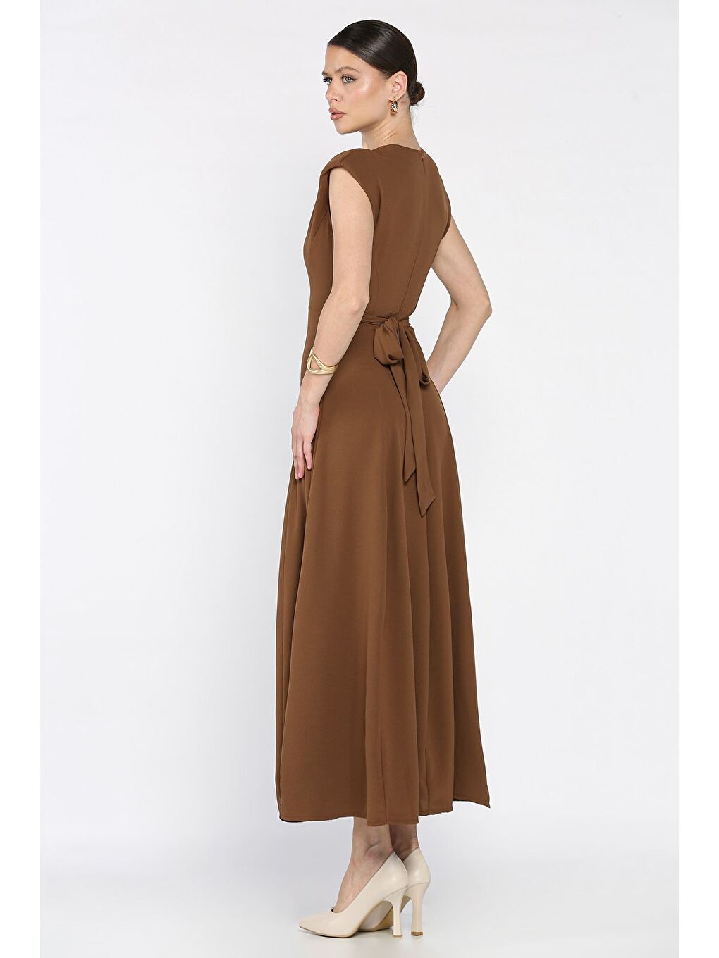 Kahverengi Kadın Omuz Vatkalı Bel Bağcıklı Sıfır Kol Elbise-2