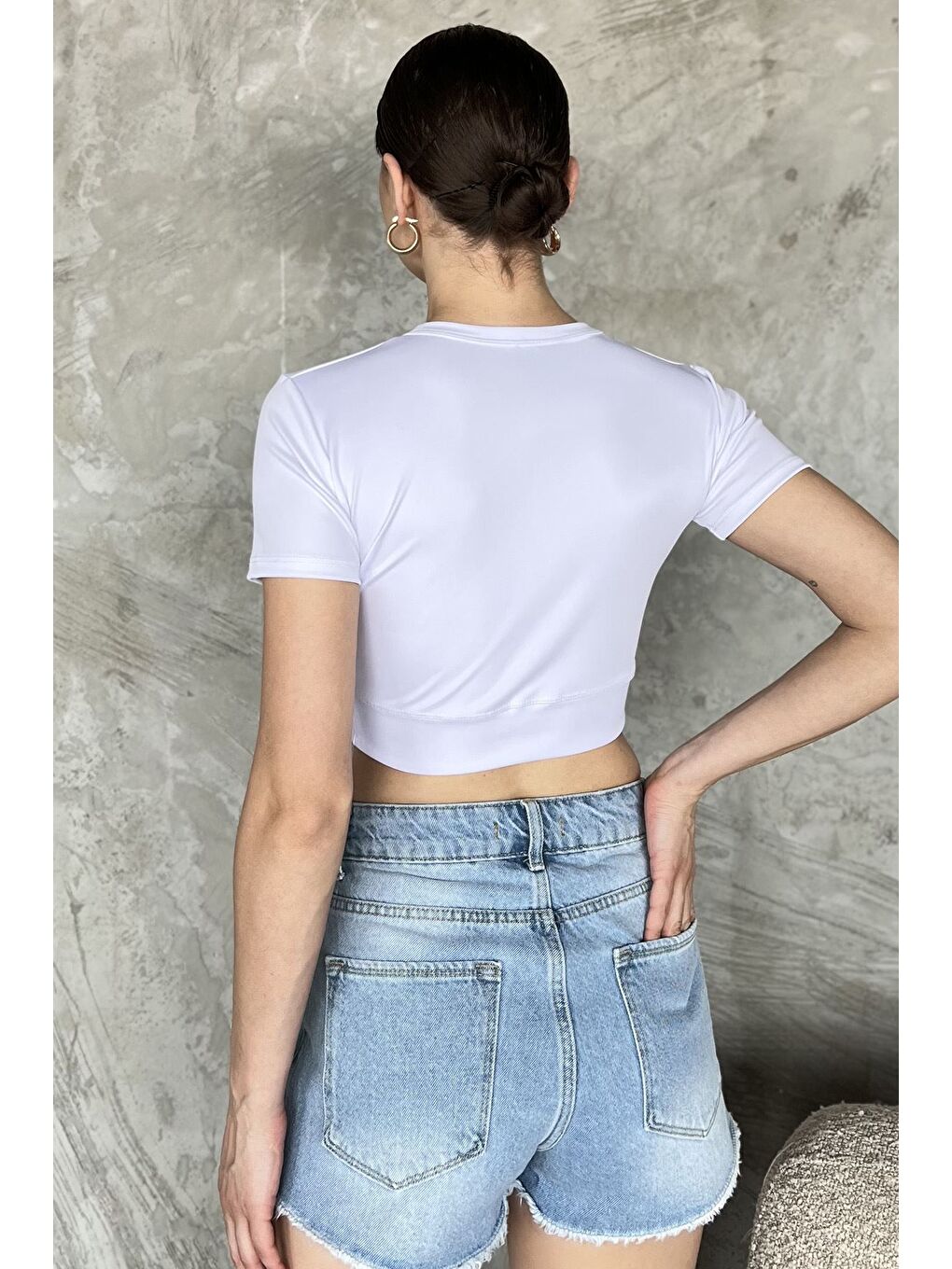 Beyaz Kadın Bisiklet Yaka Elastanlı Crop Top Bluz-2