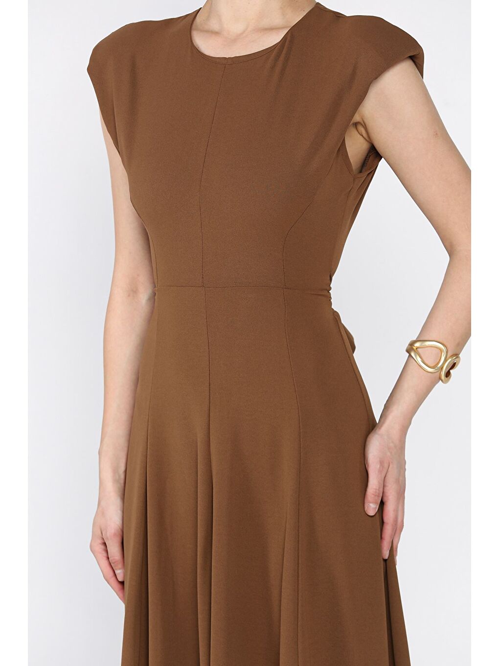 Kahverengi Kadın Omuz Vatkalı Bel Bağcıklı Sıfır Kol Elbise-3