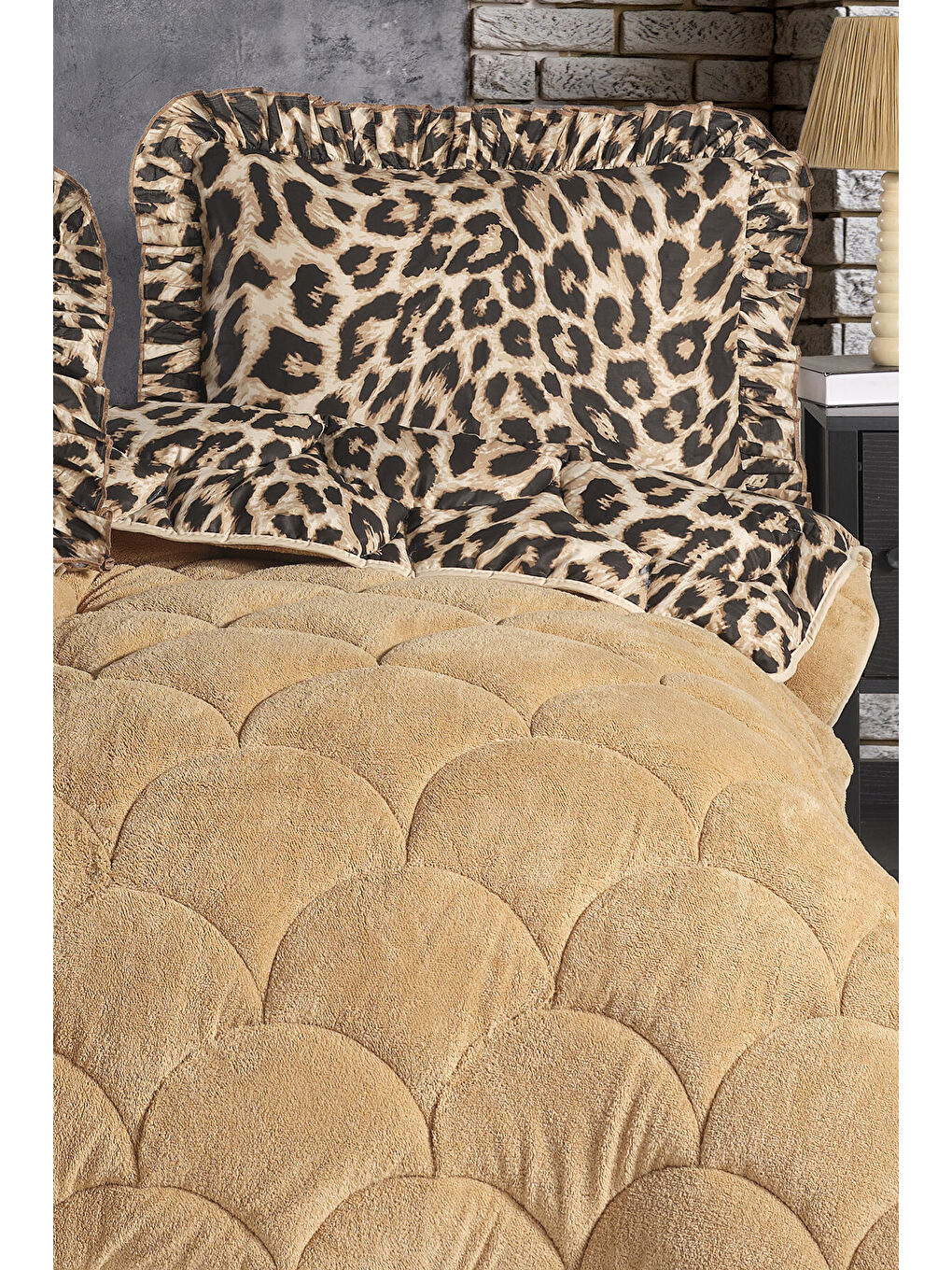 Kahverengi Wellsoft Çift Kişilik Fırfırlı Yorgan Seti 195x215 cm Çift Taraflı Pelüş Yorgan + 2 Yastık Kılıfı-2