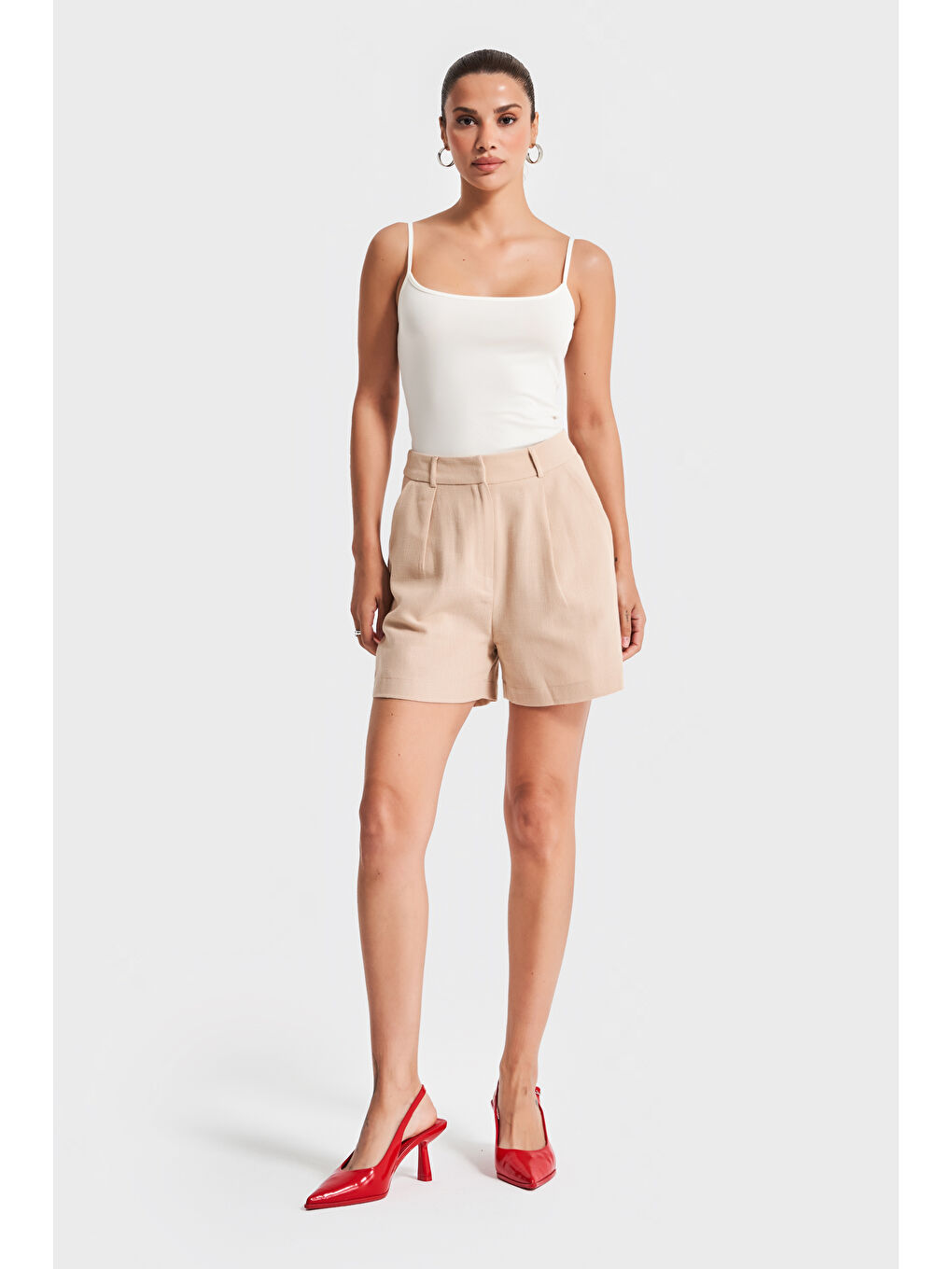 Kadın Bej Renk s5-57 Rahat Kesim Midi Önü Pileli Mom Fit Keten Kumaş Şort-2