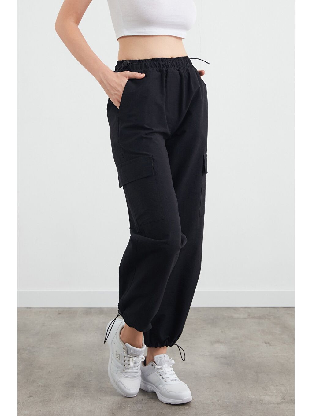 Siyah Beli Ve Paçası Stoperli Kargo Cepli Paraşüt Pantolon-1