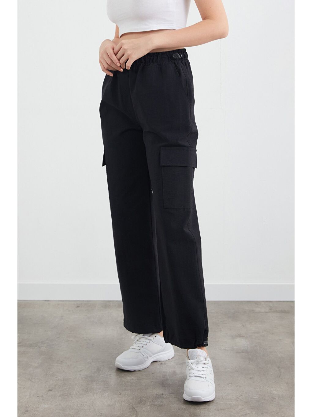 Siyah Beli Ve Paçası Stoperli Kargo Cepli Paraşüt Pantolon-2