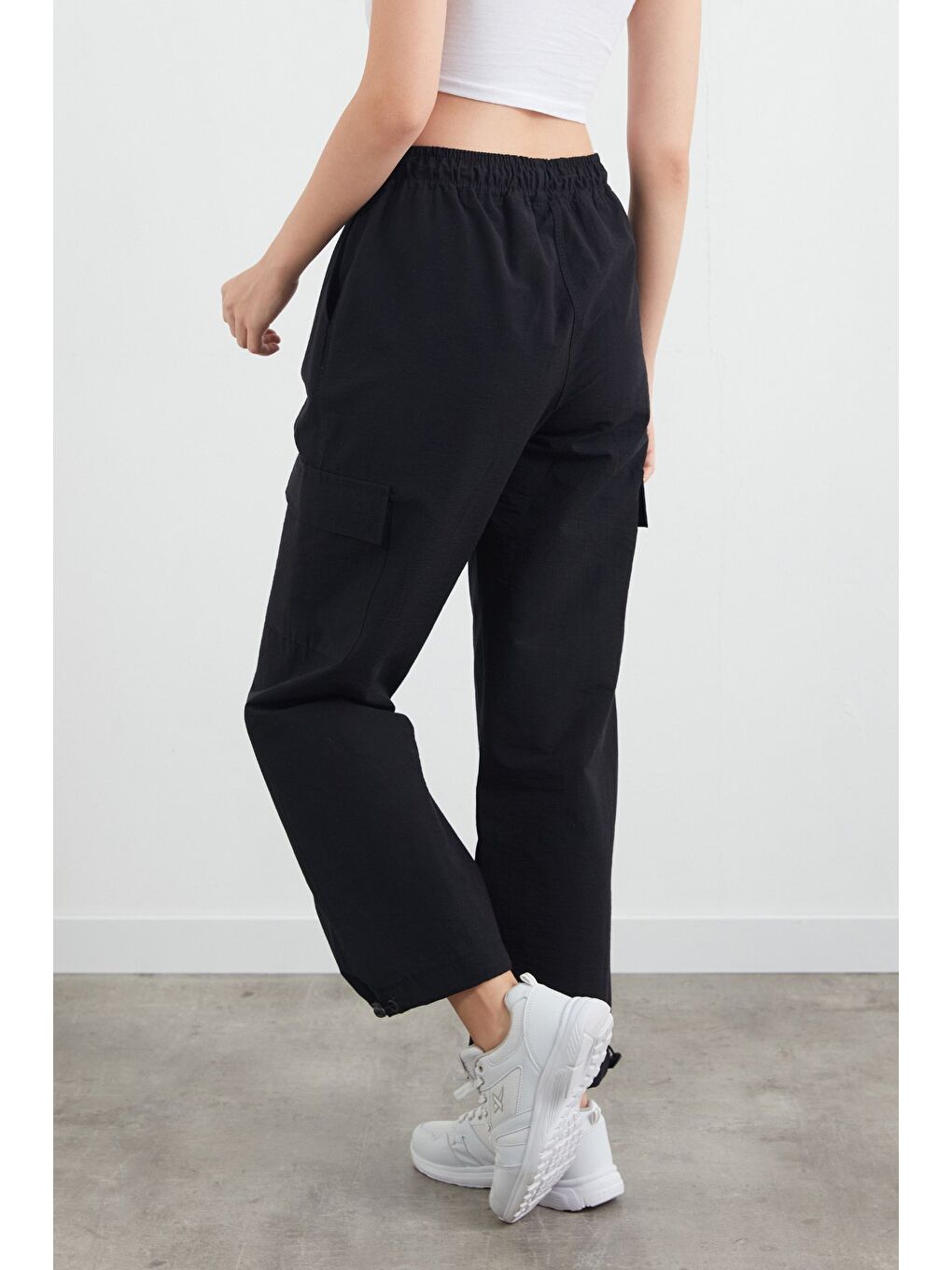 Siyah Beli Ve Paçası Stoperli Kargo Cepli Paraşüt Pantolon-3