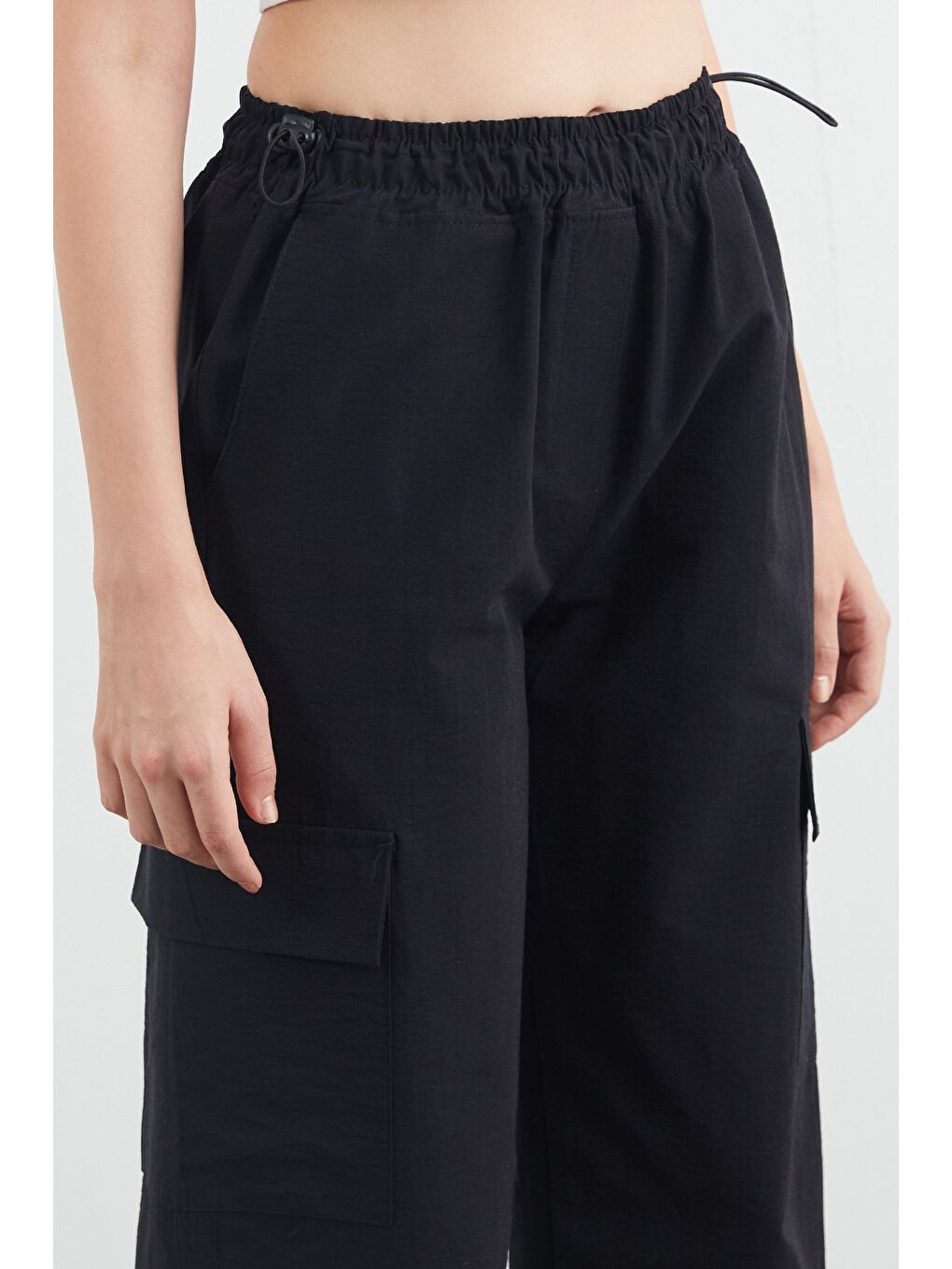 Siyah Beli Ve Paçası Stoperli Kargo Cepli Paraşüt Pantolon-4