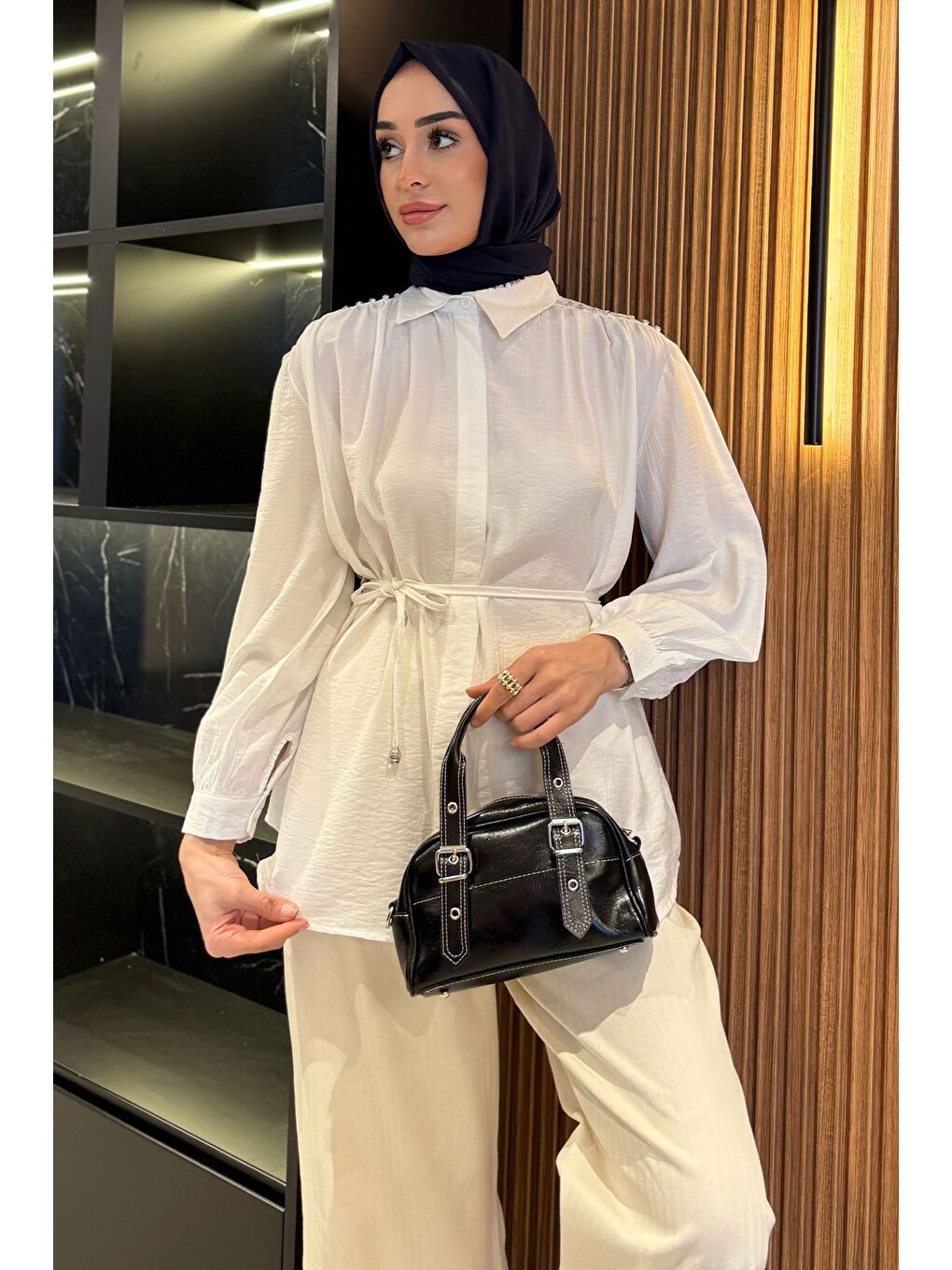 Ekru Omuz Büzgülü Ve Taşlı Tesettür Gömlek