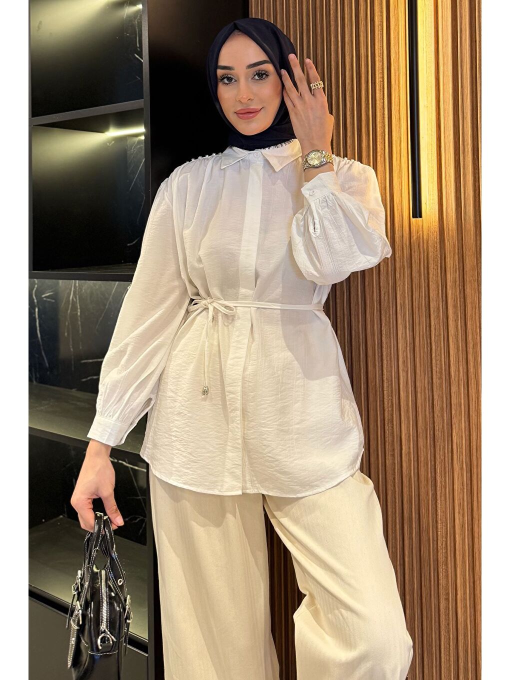 Ekru Omuz Büzgülü Ve Taşlı Tesettür Gömlek-1