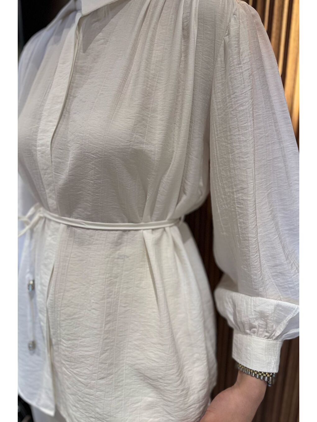 Ekru Omuz Büzgülü Ve Taşlı Tesettür Gömlek-2