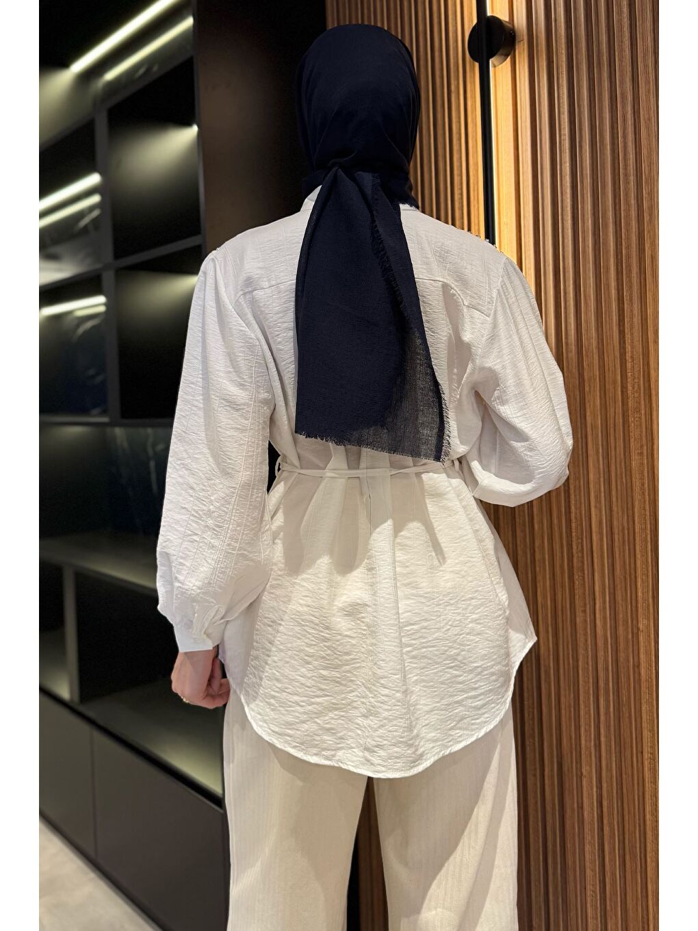 Ekru Omuz Büzgülü Ve Taşlı Tesettür Gömlek-3