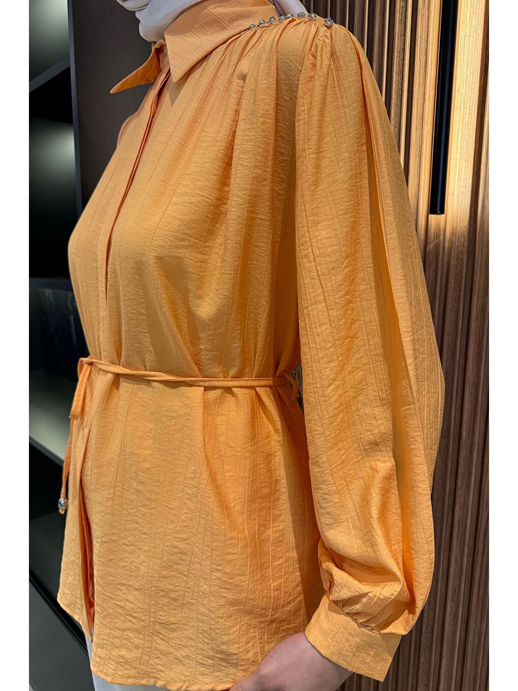 Kahverengi Omuz Büzgülü Ve Taşlı Tesettür Gömlek-2