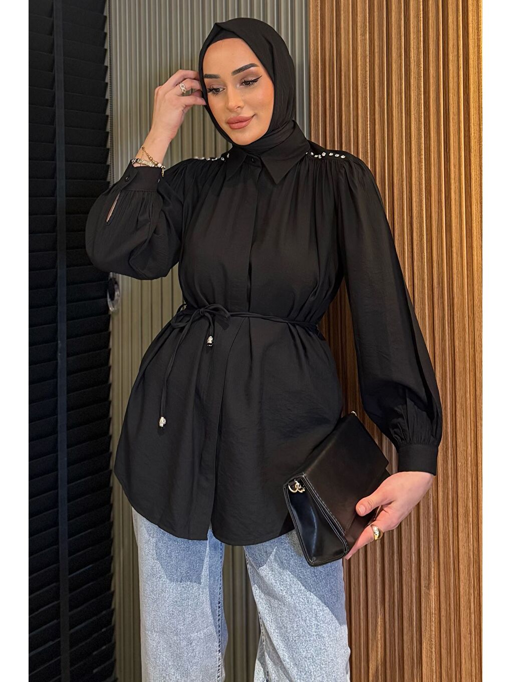 Siyah Omuz Büzgülü Ve Taşlı Tesettür Gömlek