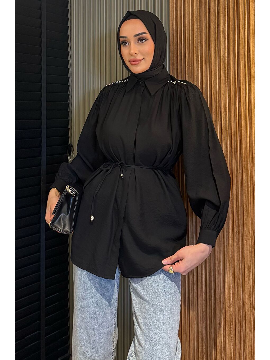 Siyah Omuz Büzgülü Ve Taşlı Tesettür Gömlek-1