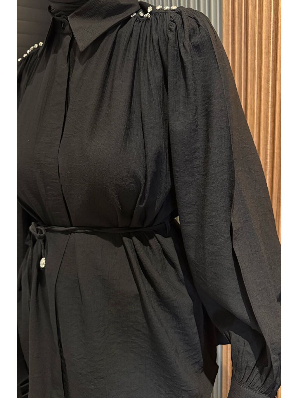 Siyah Omuz Büzgülü Ve Taşlı Tesettür Gömlek-2