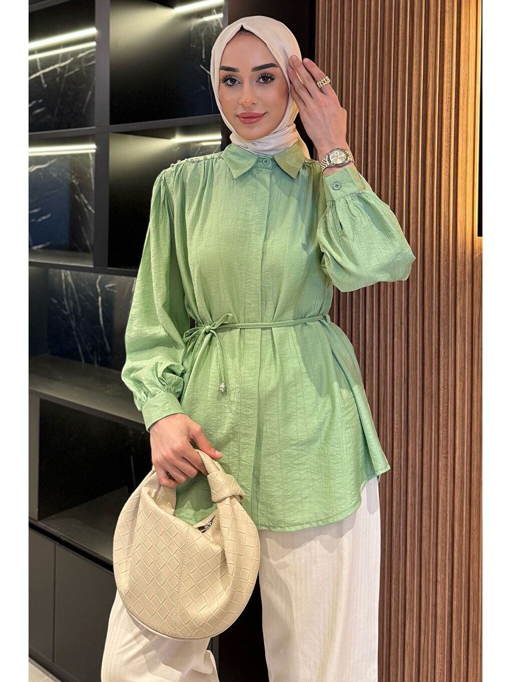 Yeşil Omuz Büzgülü Ve Taşlı Tesettür Gömlek