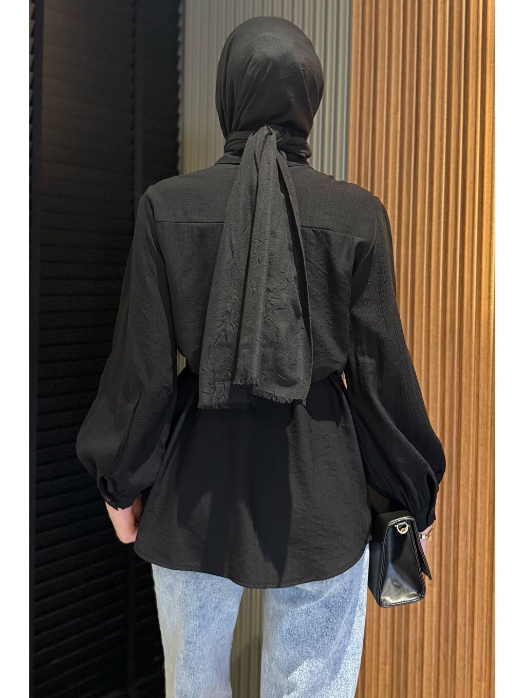 Siyah Omuz Büzgülü Ve Taşlı Tesettür Gömlek-3