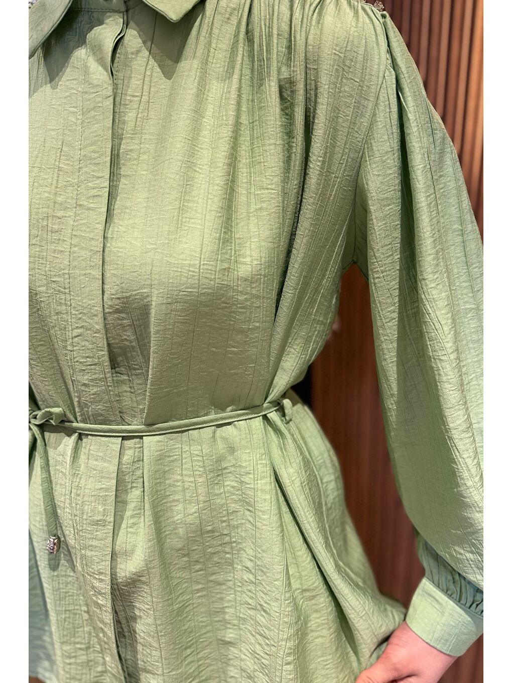 Yeşil Omuz Büzgülü Ve Taşlı Tesettür Gömlek-2