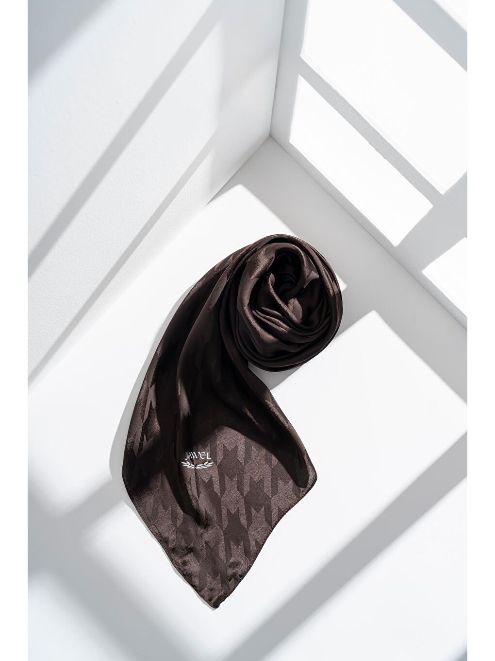 Kahverengi Kadın Tesettür Jakarlı Kazayağı Eşarp 1-2