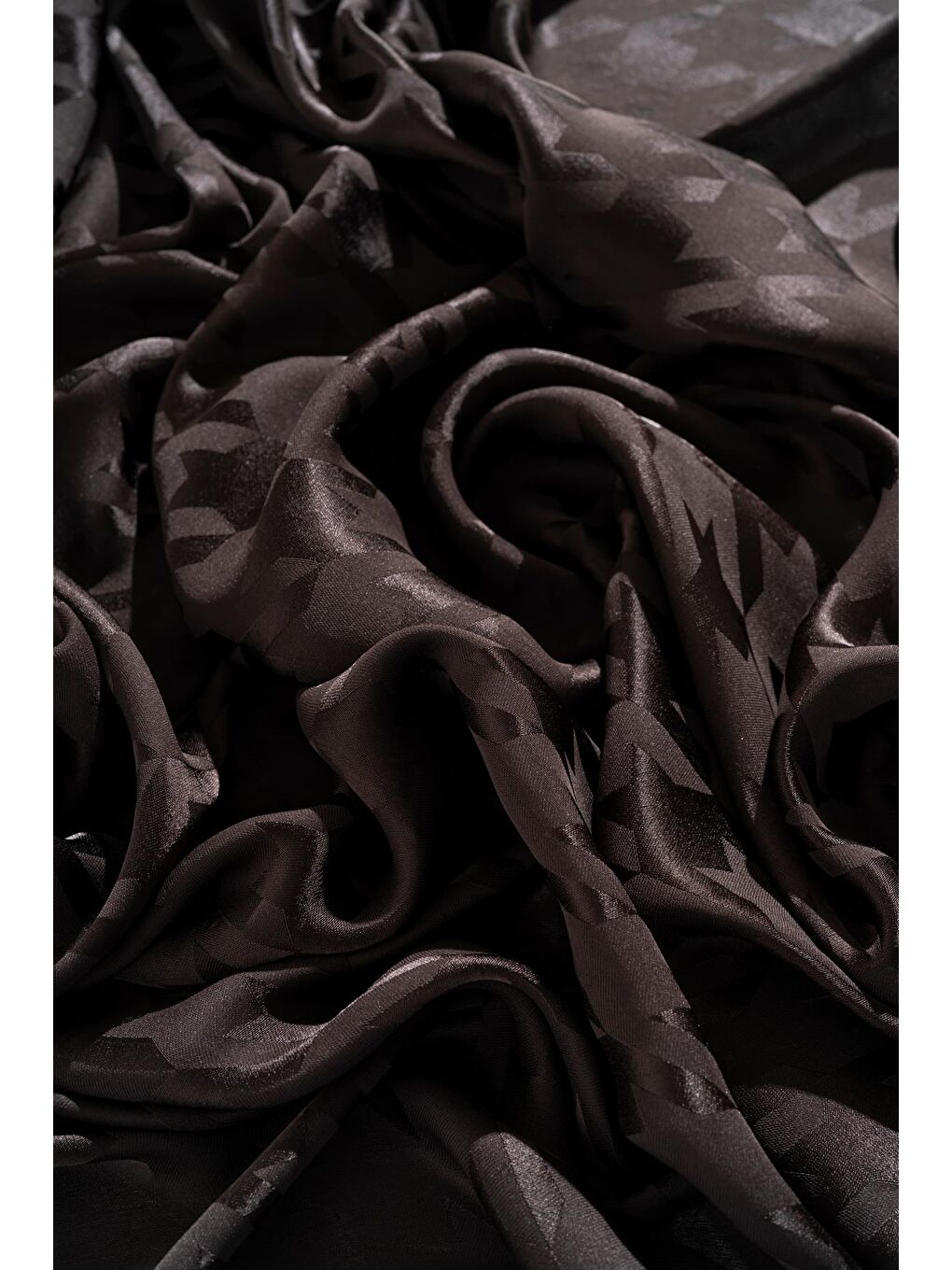 Kahverengi Kadın Tesettür Jakarlı Kazayağı Eşarp 1-3