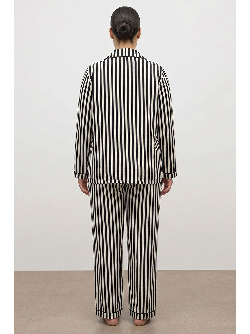 Siyah Kontrast Biyeli Çizgili Pijama Takımı-2