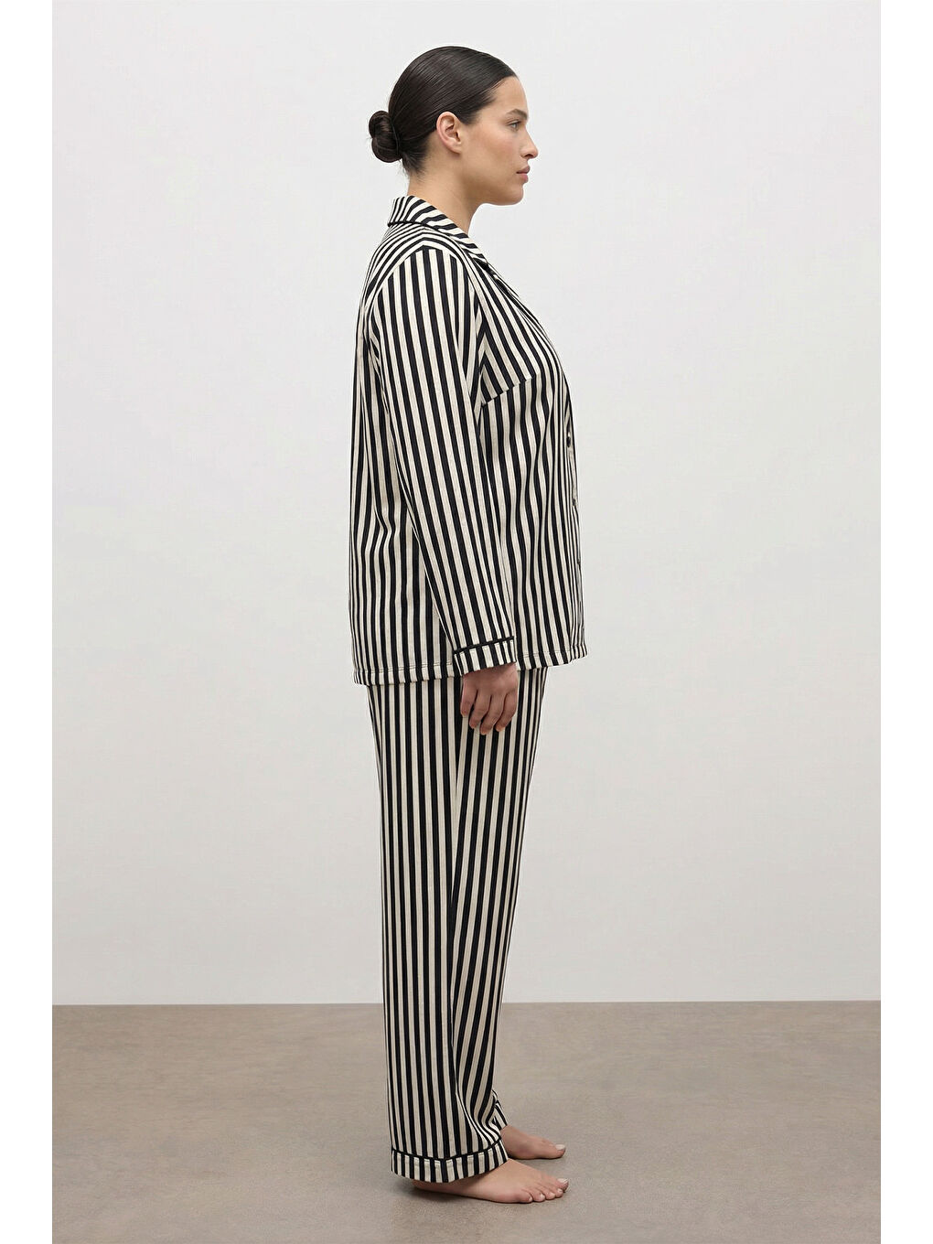 Siyah Kontrast Biyeli Çizgili Pijama Takımı-3