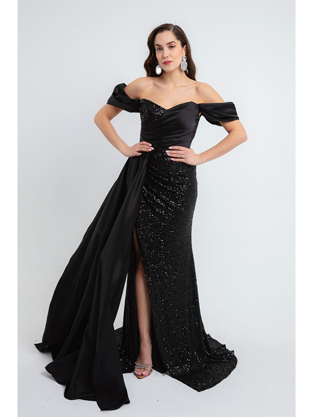 Kadın Siyah Payetli Kuyruklu Uzun Abiye Elbise