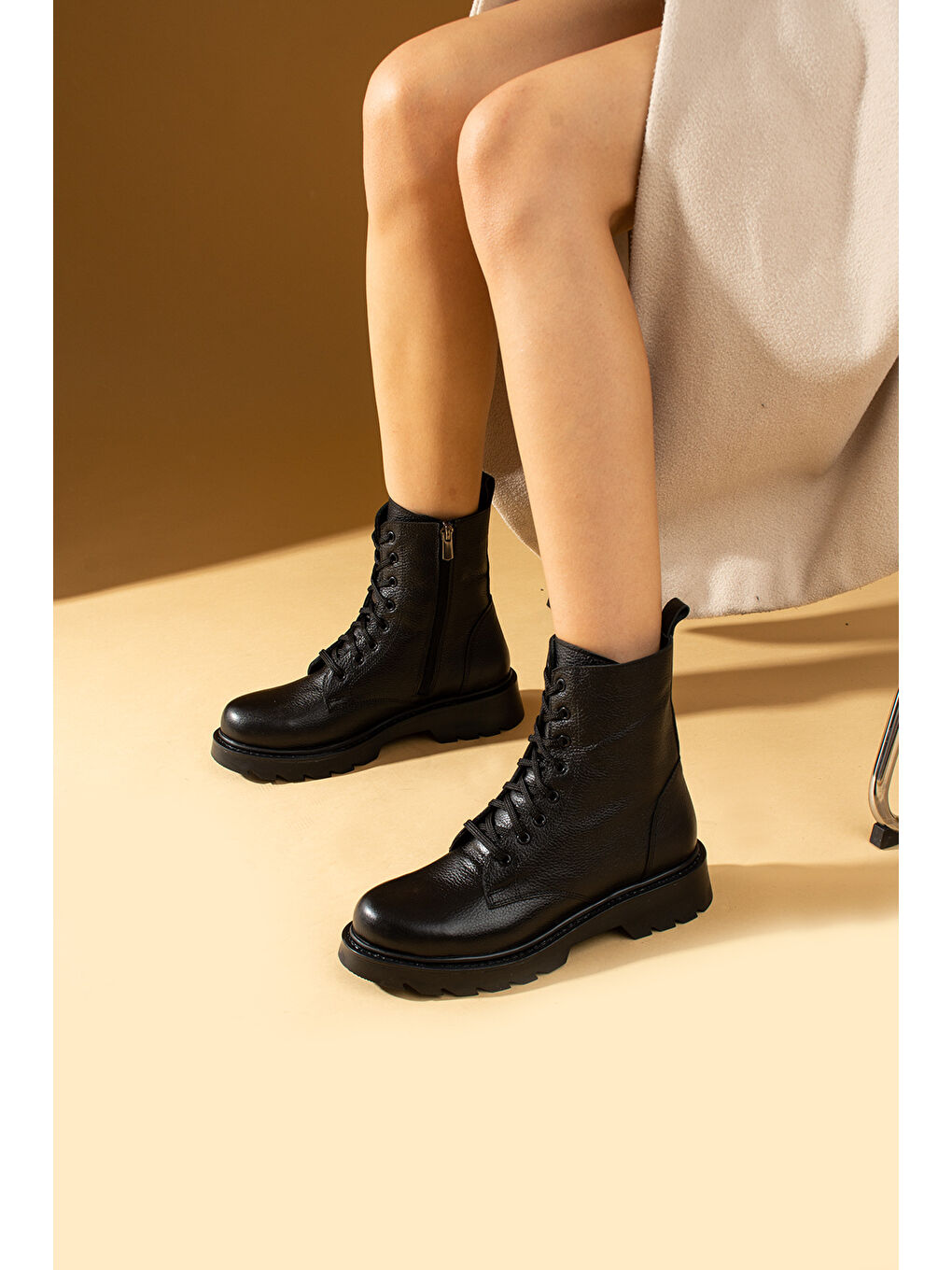 Siyah %100 Hakiki Deri Fermuarlı Kadın Postal Bot 017-1300-24