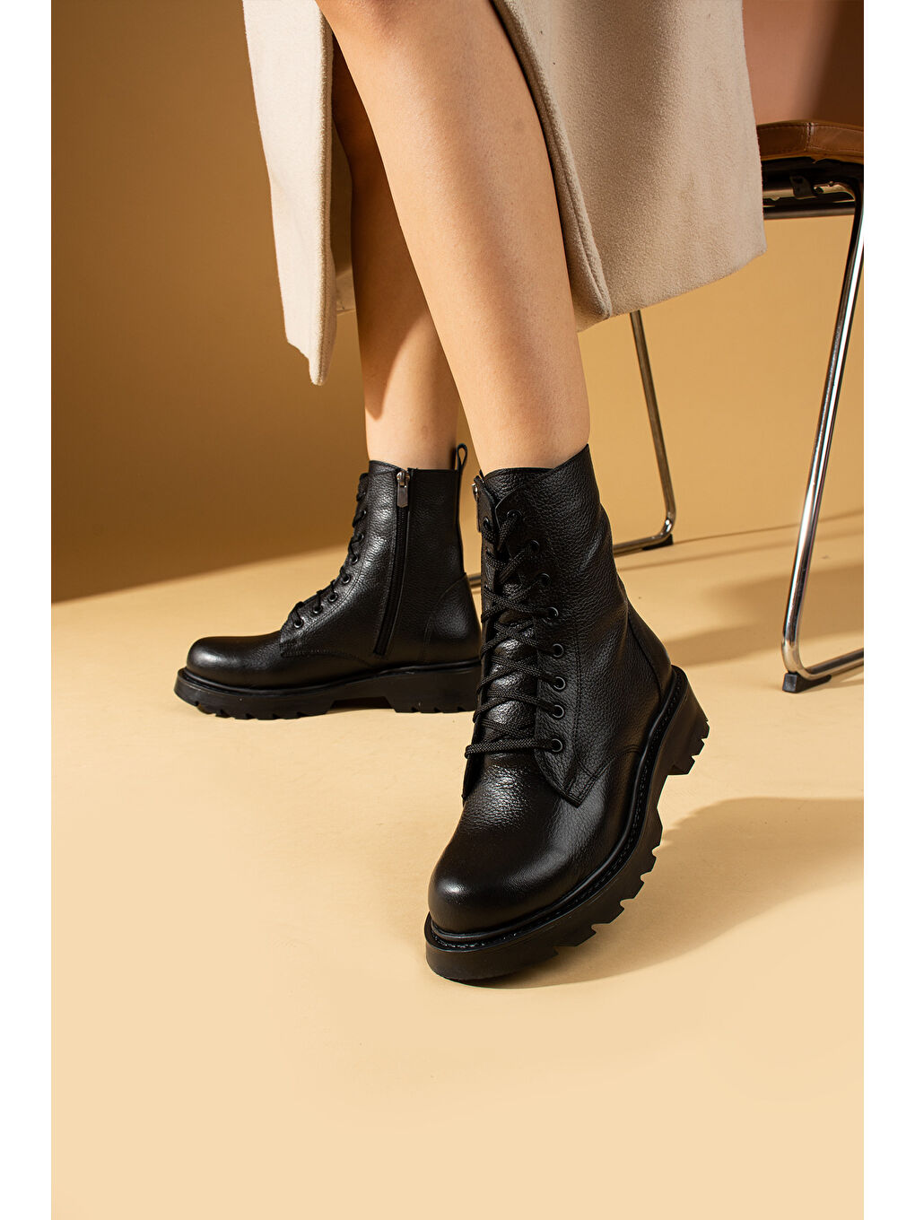 Siyah %100 Hakiki Deri Fermuarlı Kadın Postal Bot 017-1300-24-1