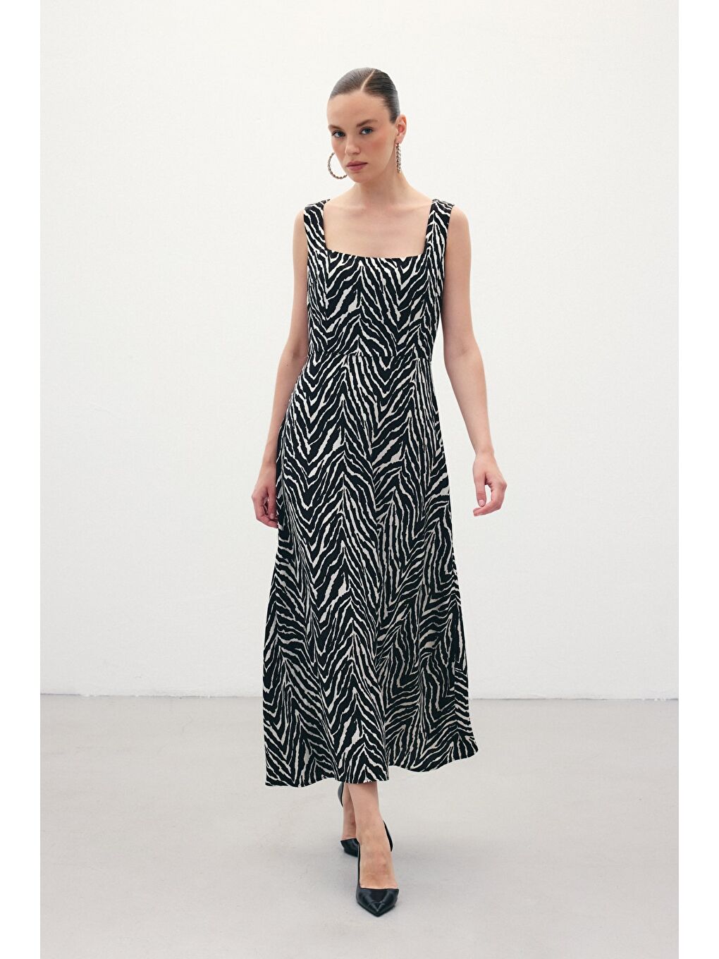 Kare Yaka Zebra Desenli Elbise - Siyah-1