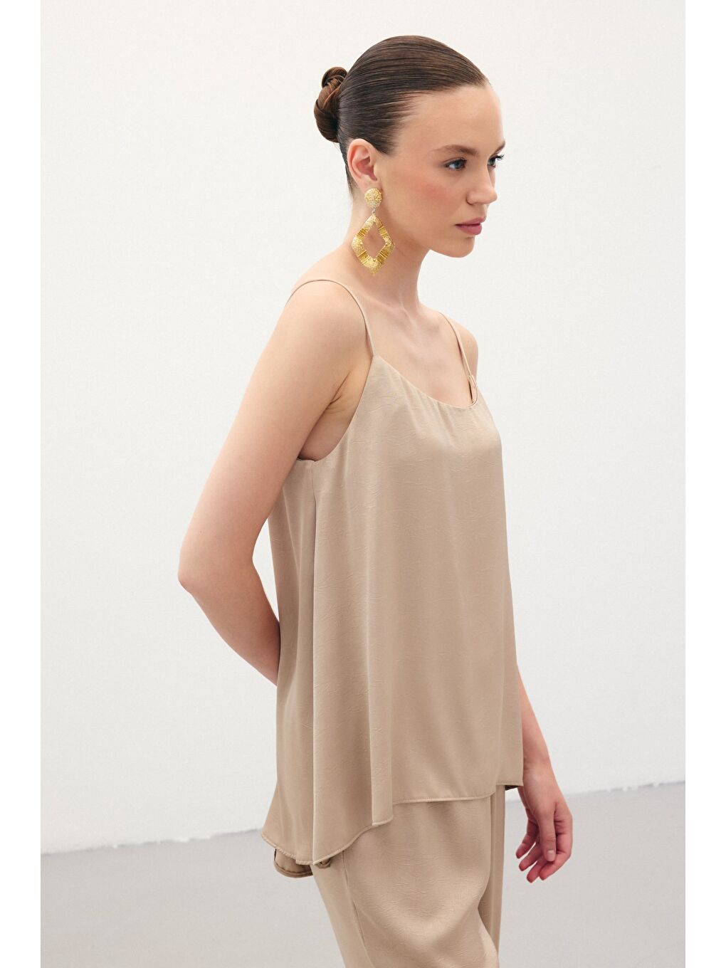 Bej Askılı Saten Bluz - Vizon-1