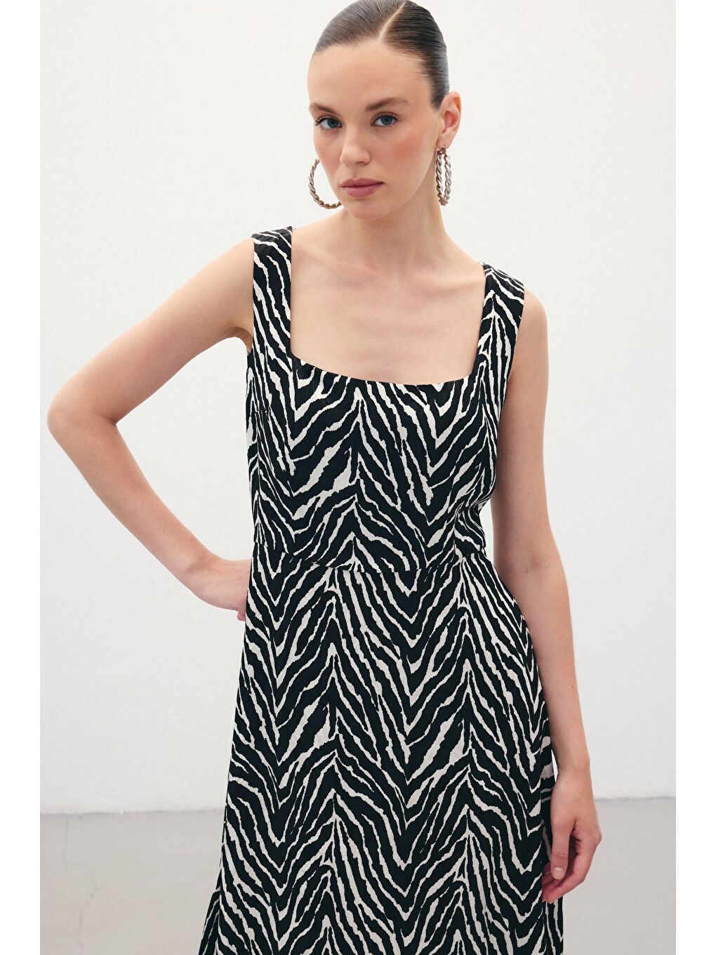 Kare Yaka Zebra Desenli Elbise - Siyah-4