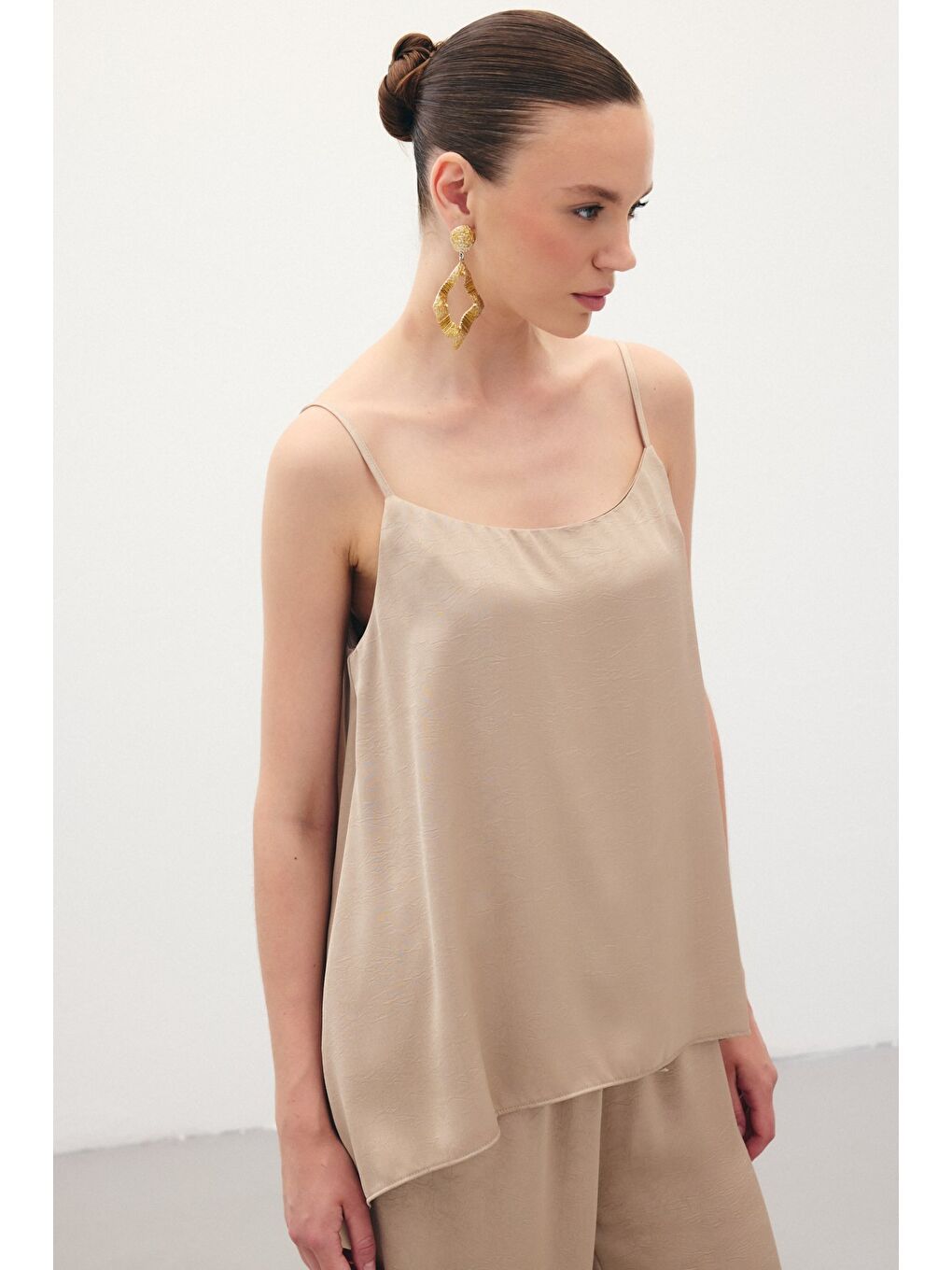 Bej Askılı Saten Bluz - Vizon-2