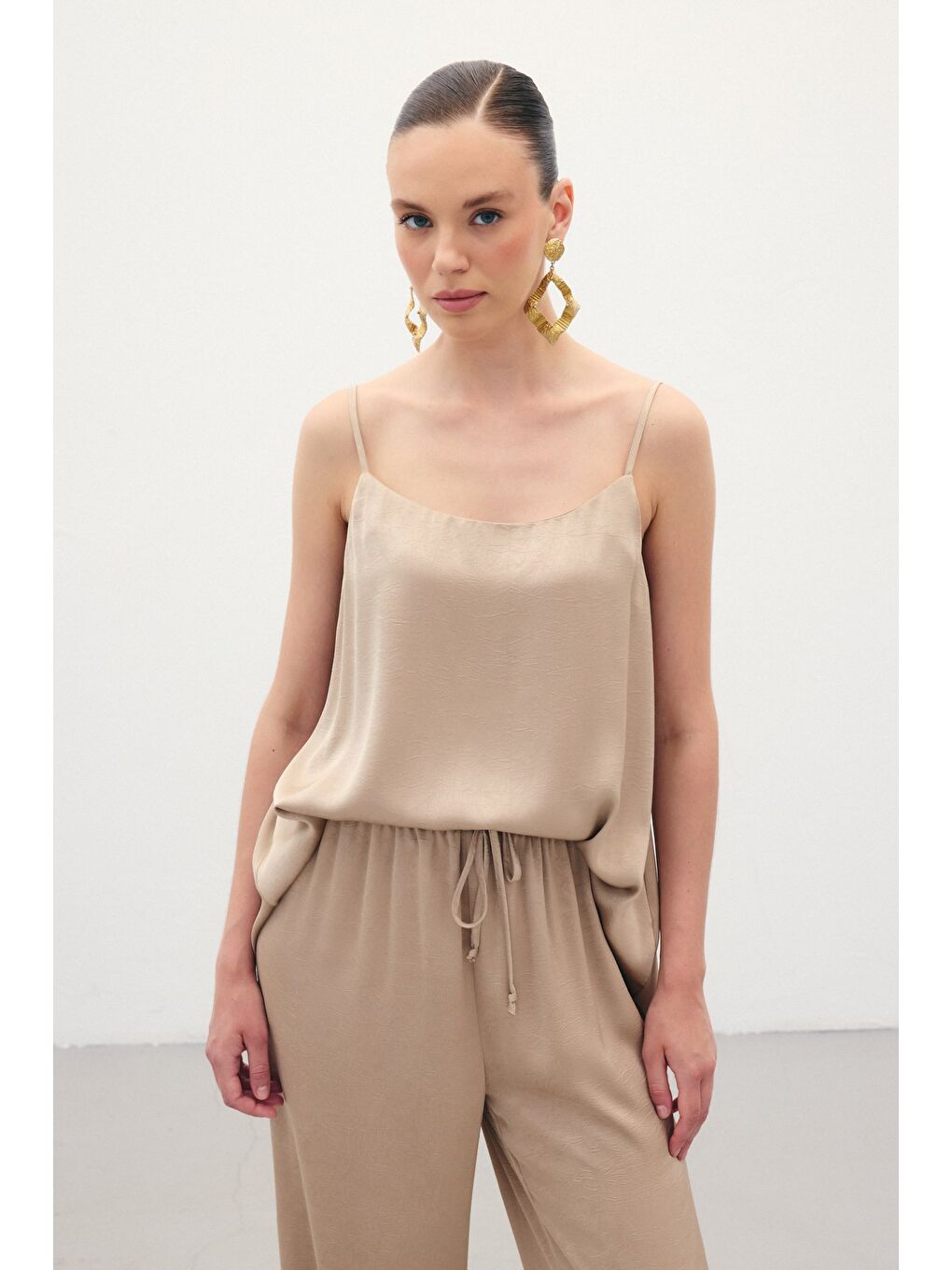 Bej Askılı Saten Bluz - Vizon-3