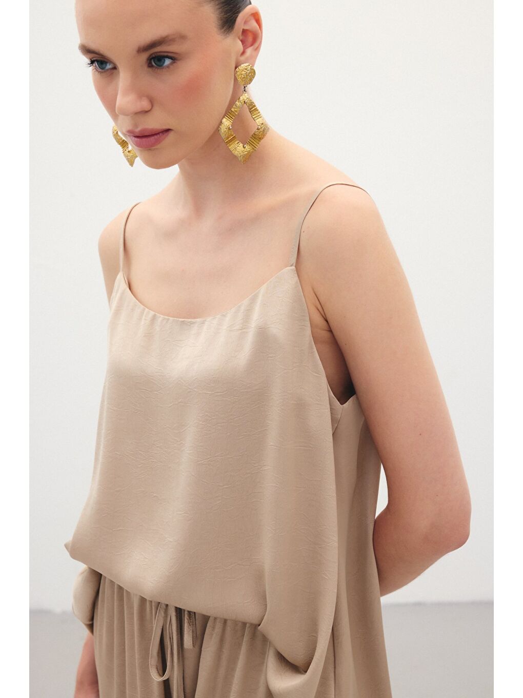 Bej Askılı Saten Bluz - Vizon-4