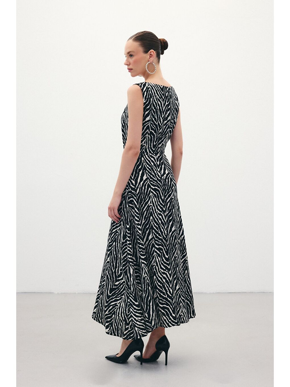 Kare Yaka Zebra Desenli Elbise - Siyah-6